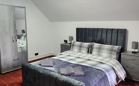 Rainsough Cottage Guest House - Shared Bathroom - Free Parking & Wifi